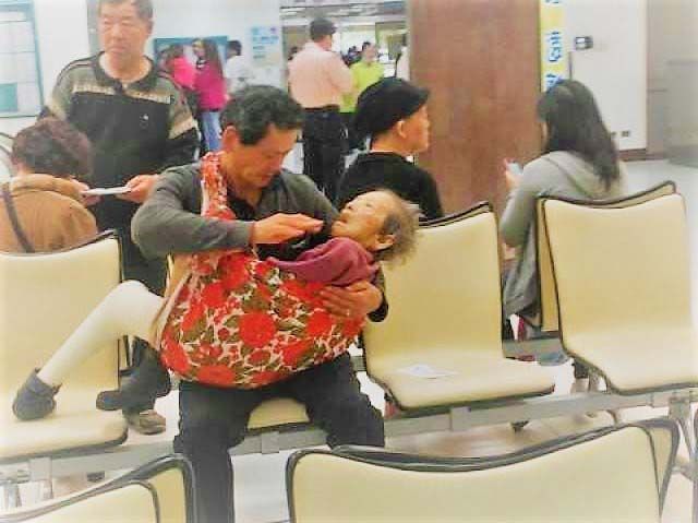 花巾揹母