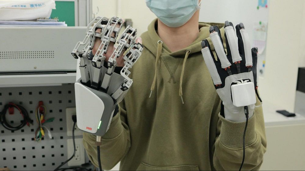 由健康的右手做動作帶動左手患側復健,體型輕便,進行復健時可以與真實物體做互動。因為患者手部非常僵硬,研究團隊特別諮詢過醫生,對復健運動速度減慢避免拉傷,並將肌肉張力評估(MAS)控制在1~1+。