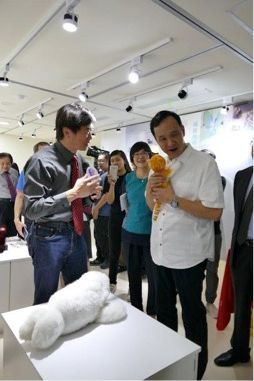 描述 : 立倫體驗操作失智照護科技產品"智慧陪伴寵物"。