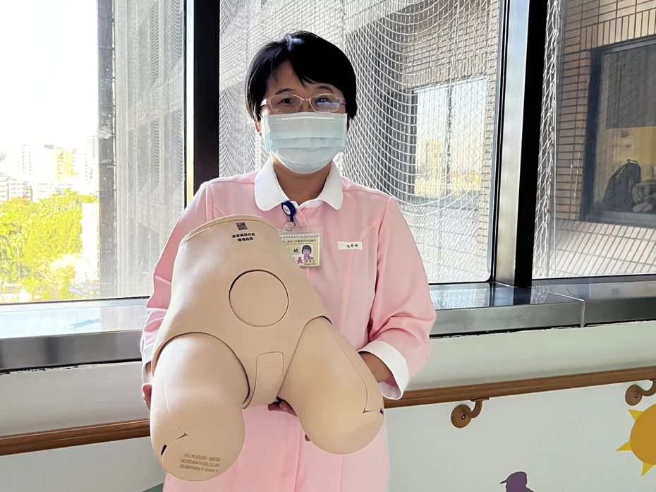 台大醫院跨部門團隊研發的一項「高擬真導尿模具」,其大小較傳統教具小,便於攜帶或在醫院以外的場域使用,搭載包含印尼語的不同語言,能夠幫助病人主要照顧者學習導尿技術以及沖洗陰部。記者林琮恩/攝影