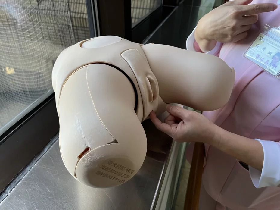 台大醫院團隊研發的「高擬真導尿模具」可依照被照顧者性別替換性器官,方便照顧者學習私處沖洗、導尿技巧。記者林琮恩/攝影