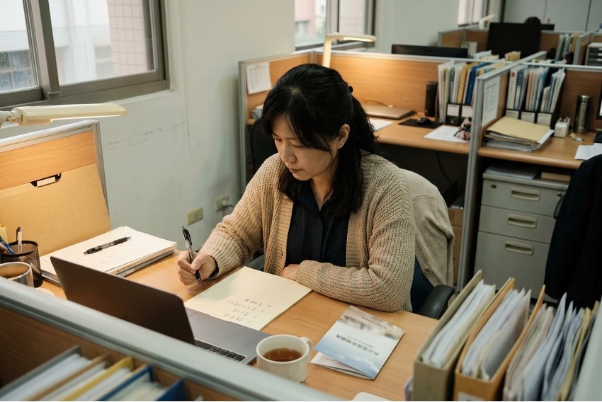 在職照顧者的請假調度：家庭照顧假之外的 4 層資源怎麼接上來