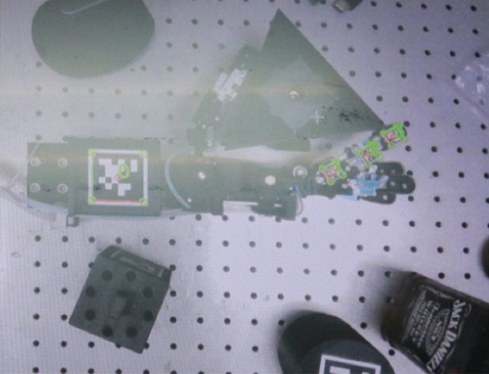 機器手臂能根據物體的輪廓自動調節每個關節角度來抓取物體。